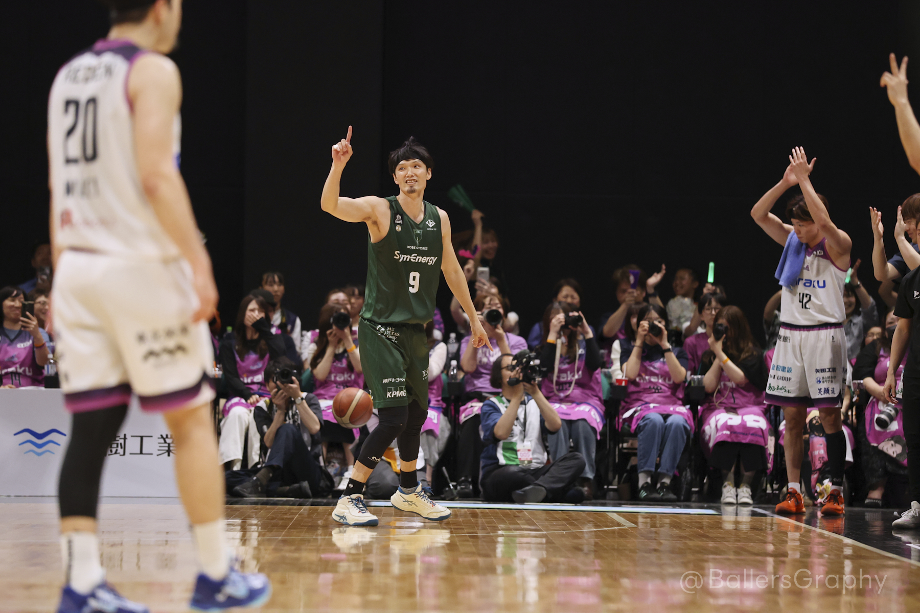 試合終了間際に「代名詞」の3ポイントを決める谷直樹